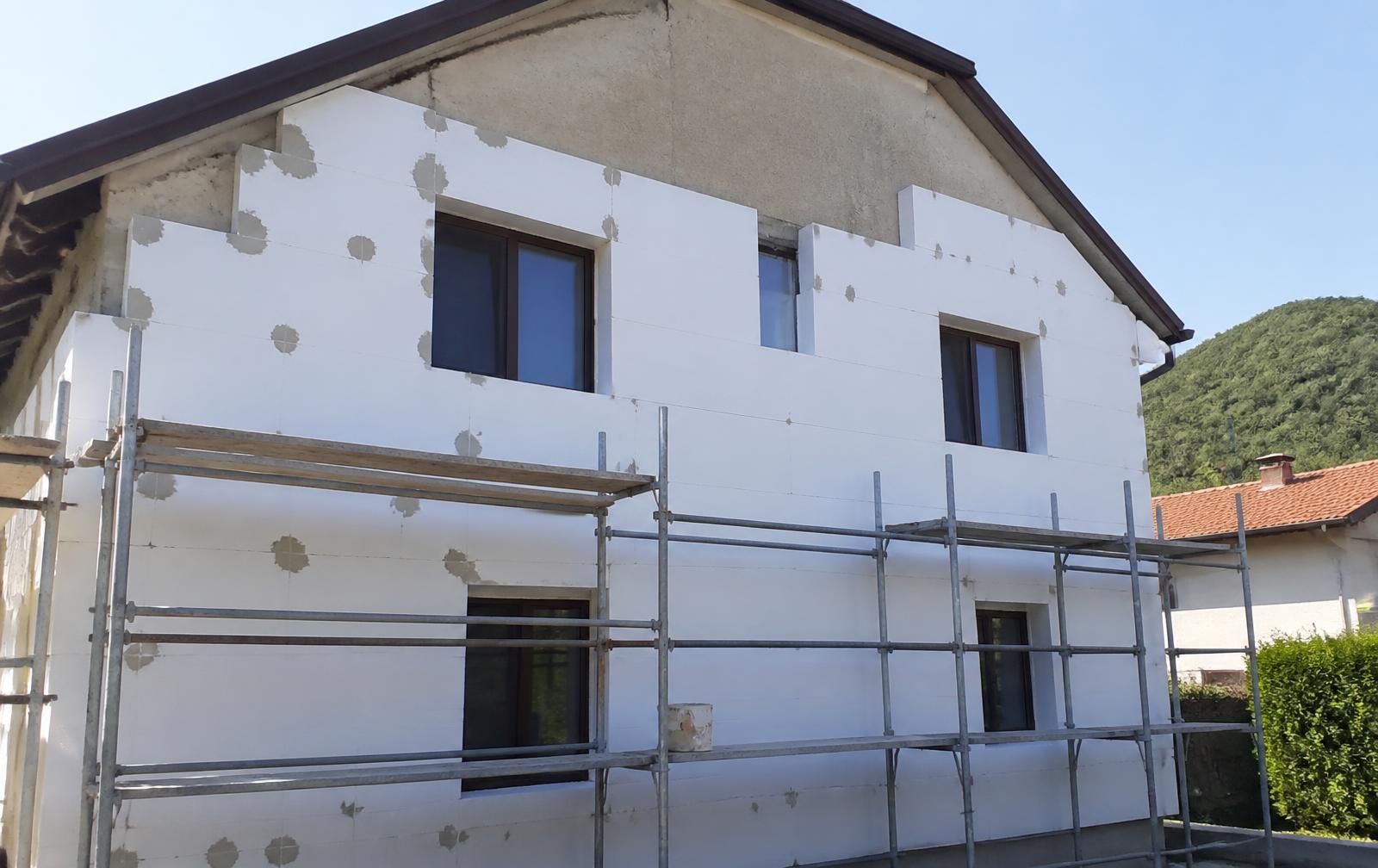 Fasadë me izolim stiropori duke u vendosur në shtëpi individuale në Drenas